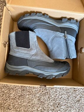 Lands' End Men’s size 9 Gray Suede and Black Winter Ankle Boots Side zip. NWOT.